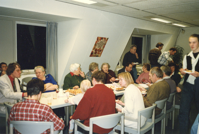 859396 Afbeelding van bewoners van de Abstederdijk en omgeving tijdens een maaltijd in het gebouw van de RIAGG Stad ...